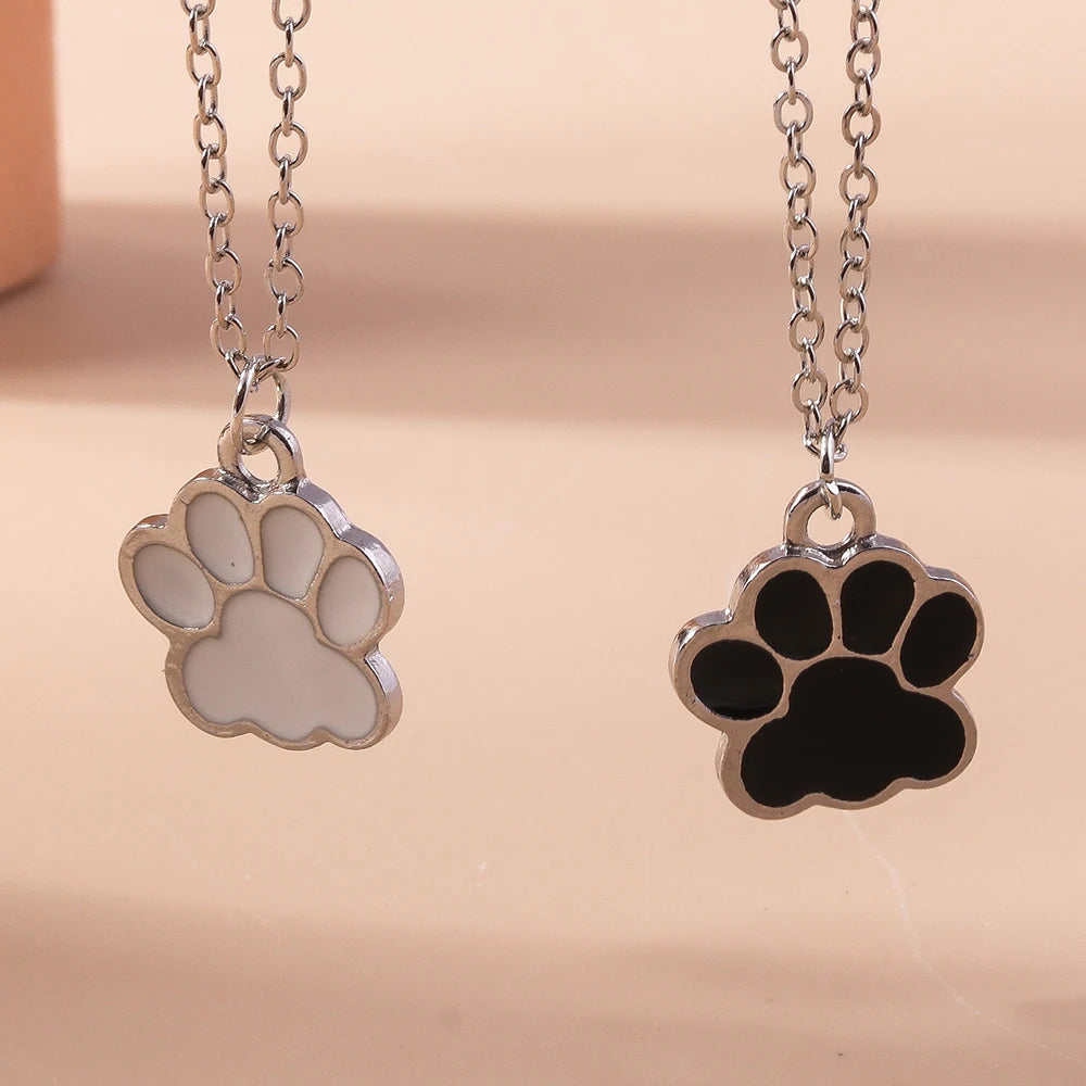 Collier pendentif empreinte de patte émaillé